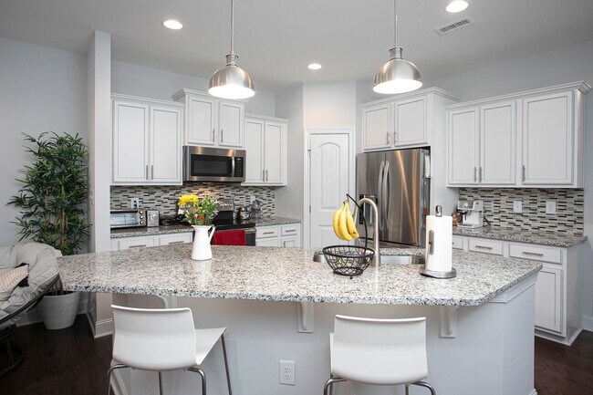 Foto del edificio - Fantastic end-unit townhome in Durham!