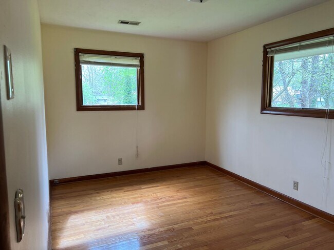 Building Photo - Very nice home located in the heart of Col...