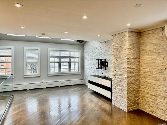 Foto del edificio - 64-34 Perry Ave