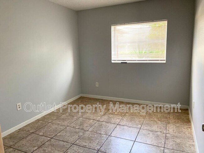 Building Photo - 5885 Dahlia Dr