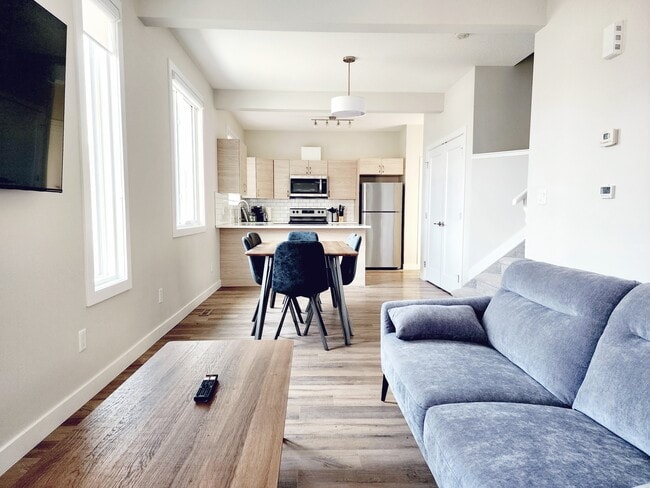 Photo du bâtiment - 10113-10117 117 Ave NW