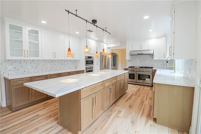 Building Photo - 16608 Park Ln Cir