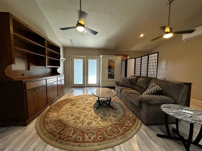 Building Photo - Studio apartment