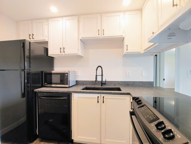 Building Photo - 16850 SW Gleneagle Dr