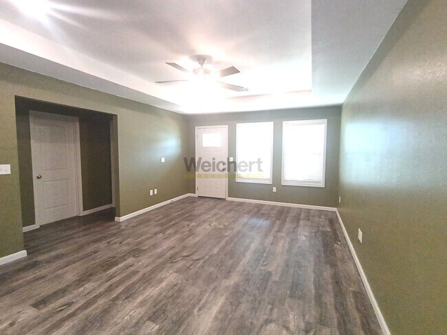 Foto del edificio - Modern 4Bed/2Bath house with fenced backyard and garage