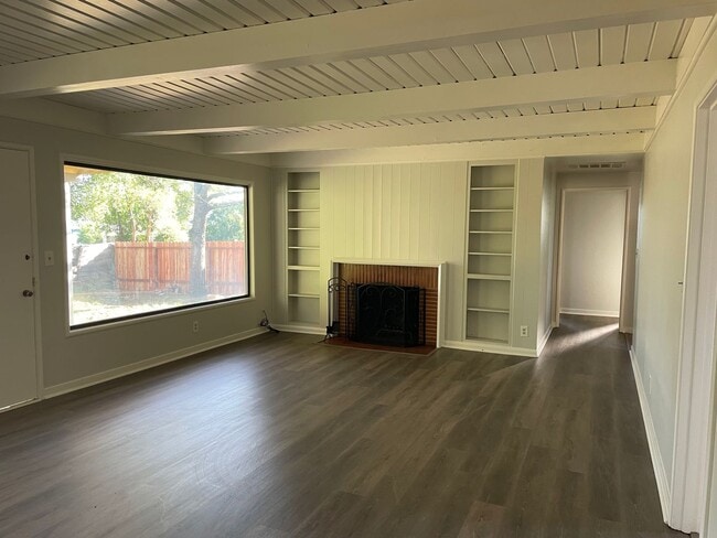 Building Photo - Great house of 4 rooms and 2 bath