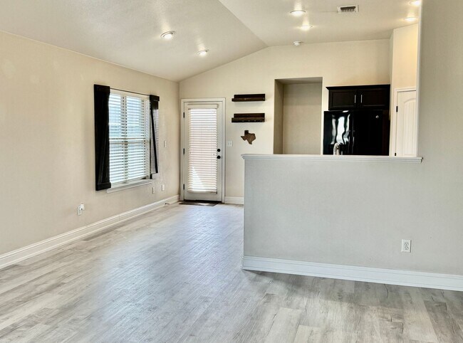 Foto del edificio - Beautiful 3/2/2 Home with Appliances and Upgrades in Frenship ISD!