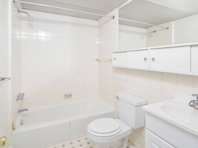Cuarto de baño modelo - Black Hawk Apartments