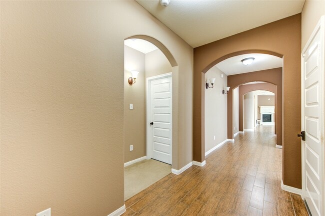 Building Photo - 18318 Russett Green Dr