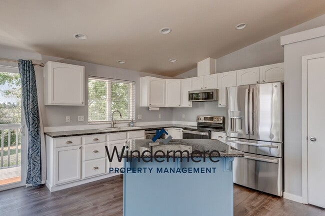 Building Photo - 3 Bed 2 Bath Pet Friendly Home