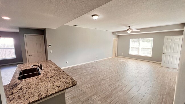 Foto del edificio - Deltona Dream Home Awaits You! 3/2 +BONUS ...