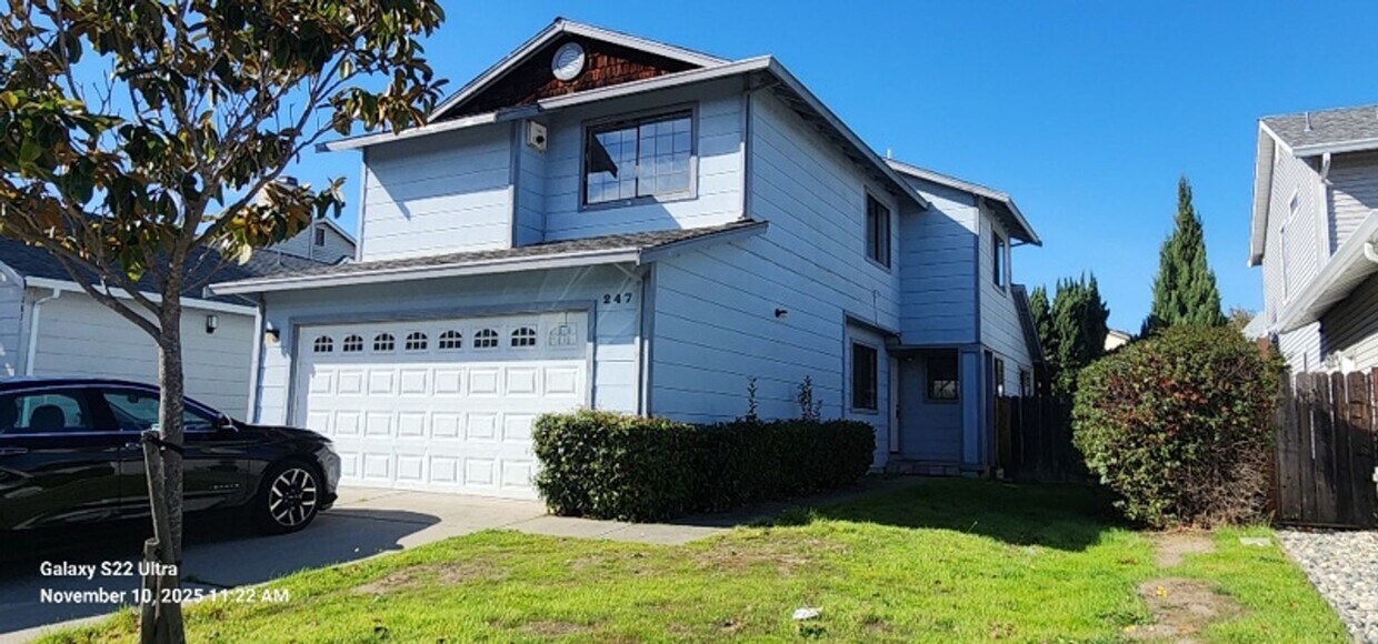 Foto principal - Large 3 Bedroom 3 Full Bath Home in Glen C...