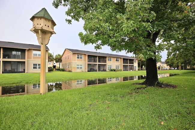 Building Photo - Beautiful 2/2 Condo with Full Lawn Care Included Located in Hawthorne Village – Orlando!