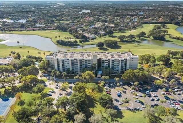 Foto del edificio - 16300 Golf Club Rd