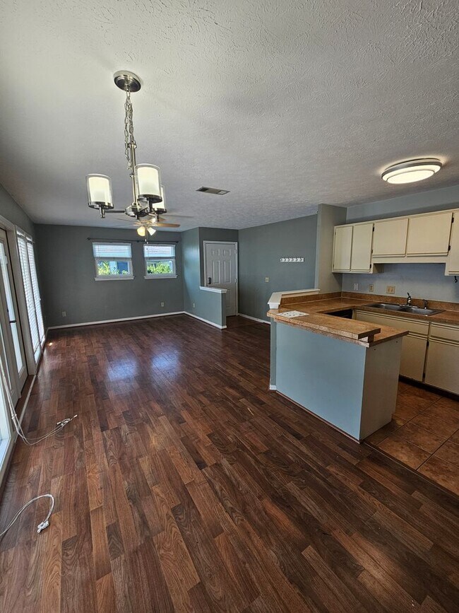 Foto del edificio - Charming 2Bed/2Ba Apartment w/Spacious Yar...