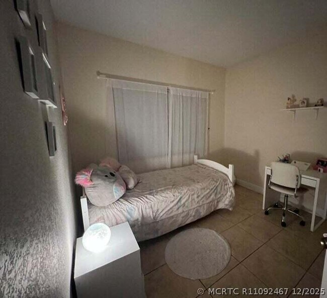 Foto del edificio - 621 Cypress Lake Blvd