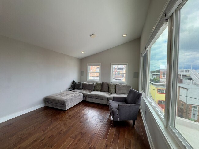 Foto del edificio - Charming 3Bed/3Bath in Riverside Neighborhood