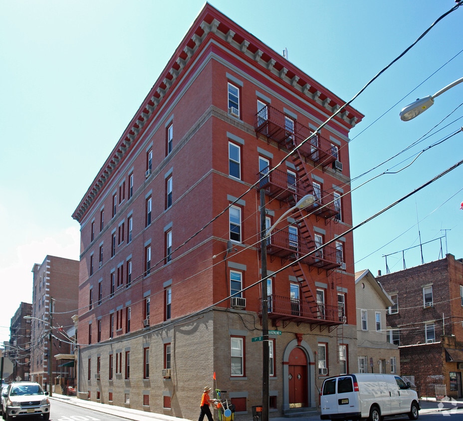 Primary Photo - 816-818 Bergenline Ave