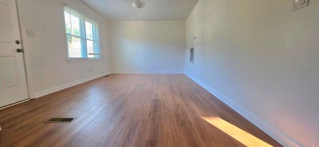 Building Photo - Renovated 2BD/1BA Duplex in Granite Falls!