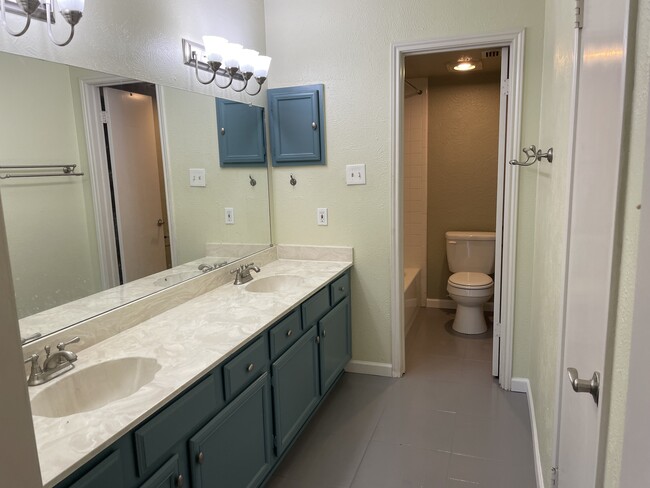 Building Photo - 2535 Wedglea Dr