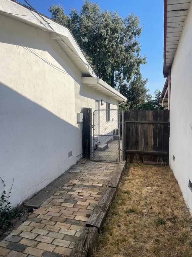 Foto del edificio - Charming and Upgraded ADU with separate entrance and ALL UTILITIES PAID!