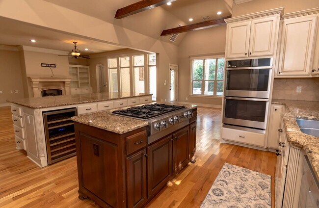Foto del edificio - Rare lease opportunity in the exclusive ga...