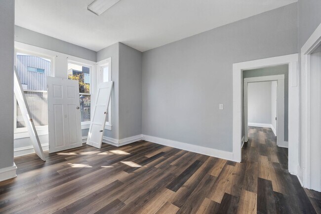 Foto del edificio - Modern 10-Room Downtown Gem – Ideal for Fl...