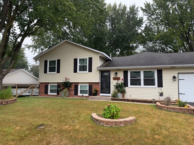 Building Photo - 15350 Drexel Way