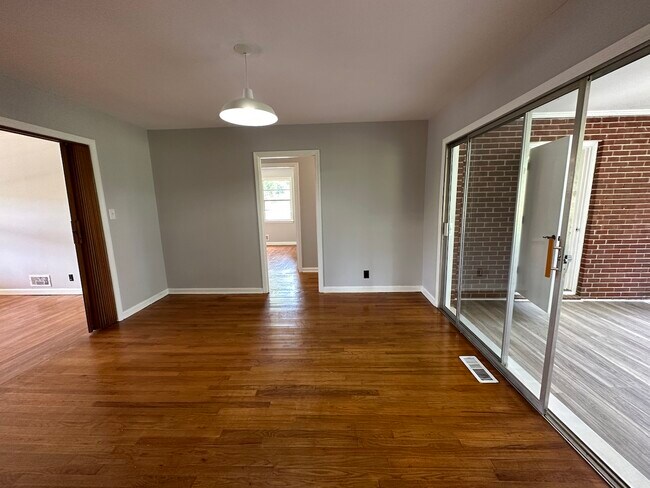Building Photo - 1005 Riverbend Dr