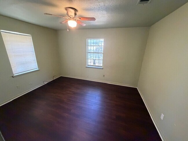 Foto del edificio - Large 4 bed home with 2 Car Garage