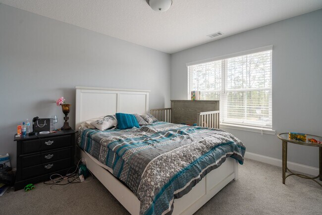 Building Photo - Spacious 4 Bed, 4 Bath Home in HOA Community