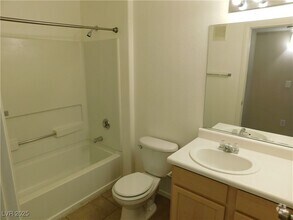 Building Photo - 950 Seven Hills Dr