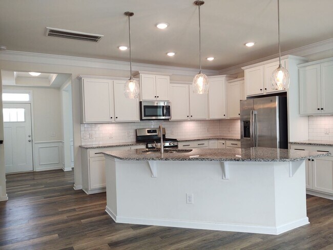 Building Photo - Beautiful, end unit two story Townhome loc...