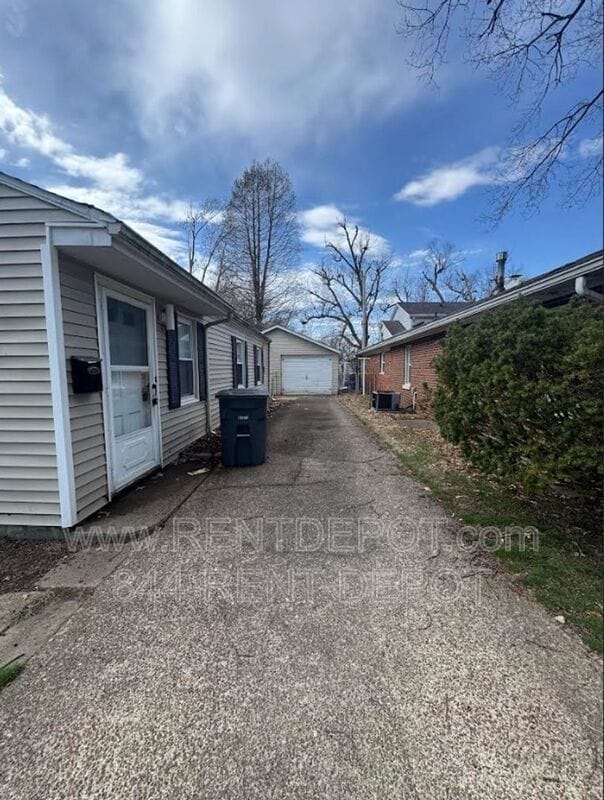 Building Photo - 1303 S St James Blvd