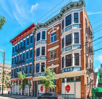 Building - 33 E 13th St
