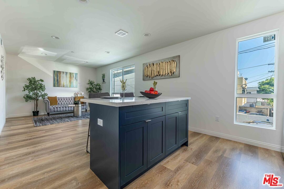 Foto principal - 815 N Kingsley Dr