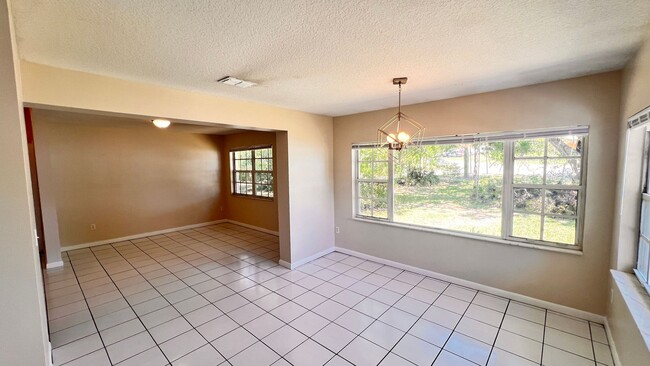 Building Photo - Florida Paradise Awaits – Spacious 4-Bedro...