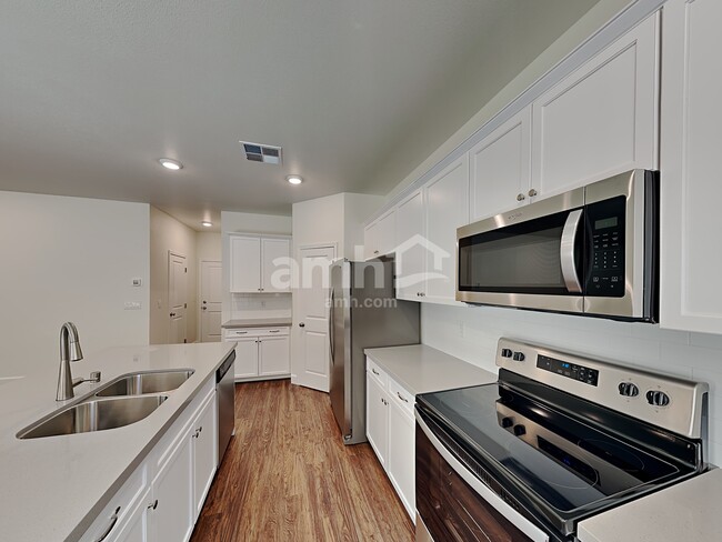 Foto del edificio - 6135 Theodore St