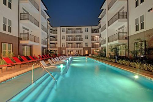 Building Photo - OMG totally awsome 2 BR.