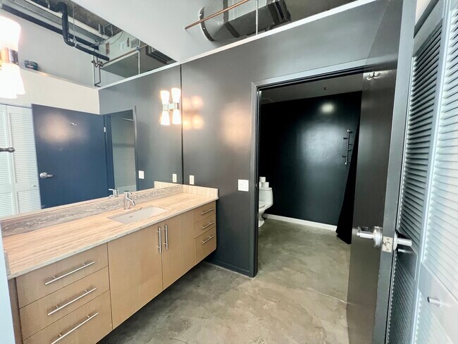 Building Photo - 510 S Hewitt St