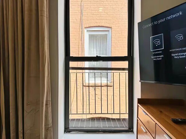 Foto del edificio - Furnished room/NOT APARTMENT