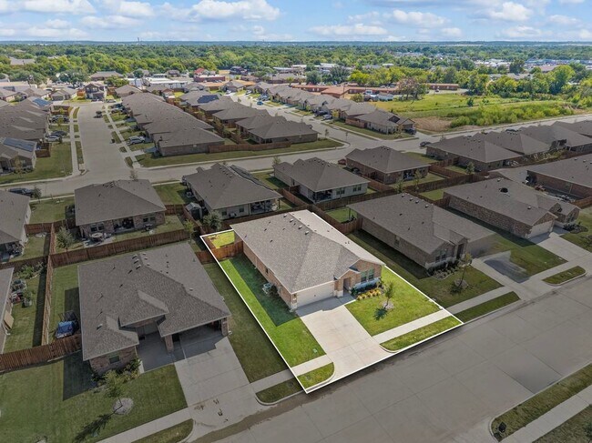 Building Photo - 336 Wildrose Cir