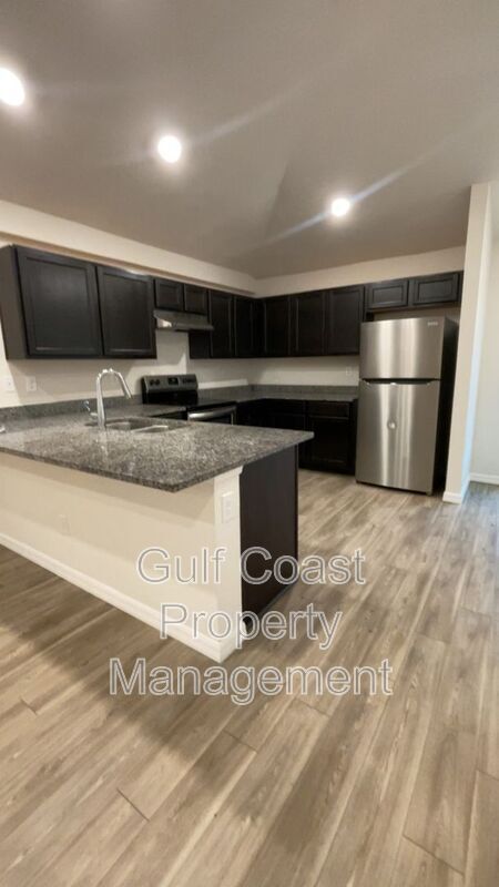 Foto del edificio - 17174 Belmont Ave