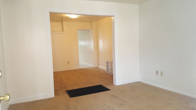 ENTRE A LA SALA DE ESTAR, VEA EL COMEDOR Y LA ENTRADA A LA COCINA - 526 Pearl St