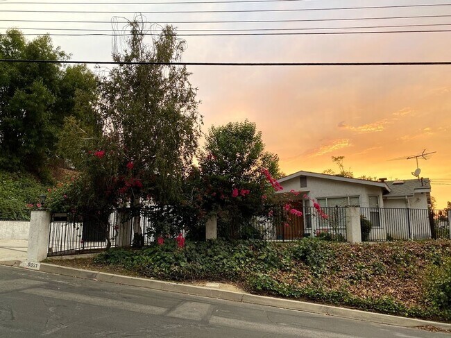 Foto del edificio - 3 bed 2 1/2 bath home single story home in Woodland Hills!