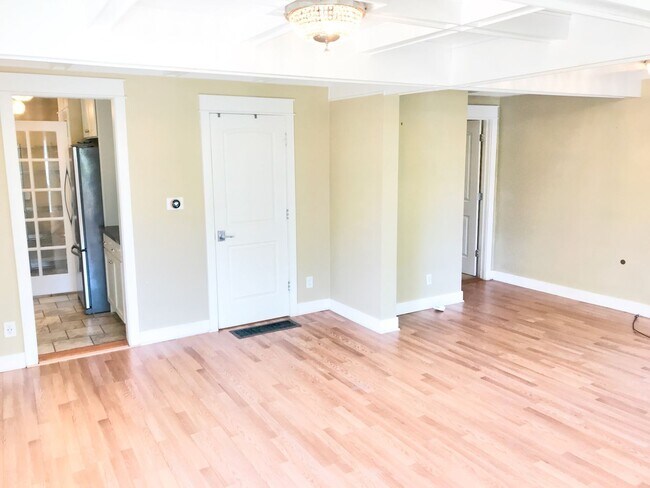Foto del edificio - Foster-Powell Charming Bungalow with Bonus Finished Attic Space