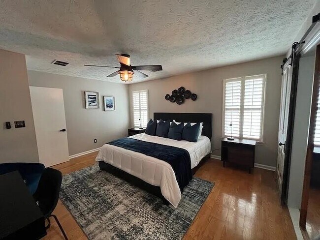 Building Photo - 279 Glen Cove Dr