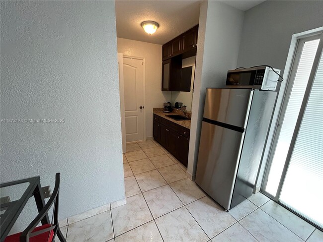 Building Photo - 2505 W 76th St