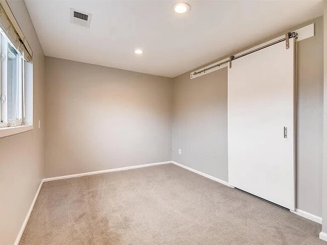 Building Photo - 1403 Lefthand Dr