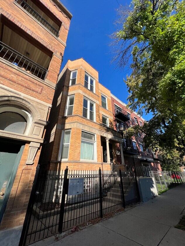 Primary Photo - 2060 N California Ave